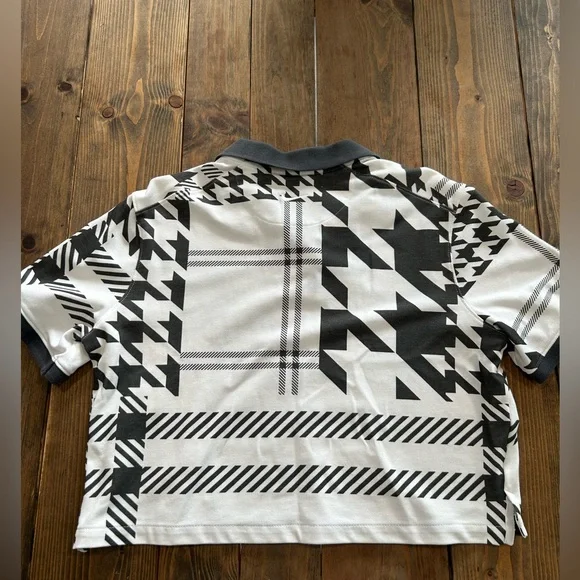 Nike Black and White Short Sleeve Top - Picture 2 of 4